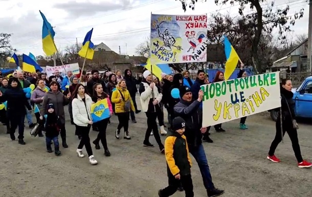 На Херсонщине жители поселка Новотроицкое вышли на митинг против оккупантов