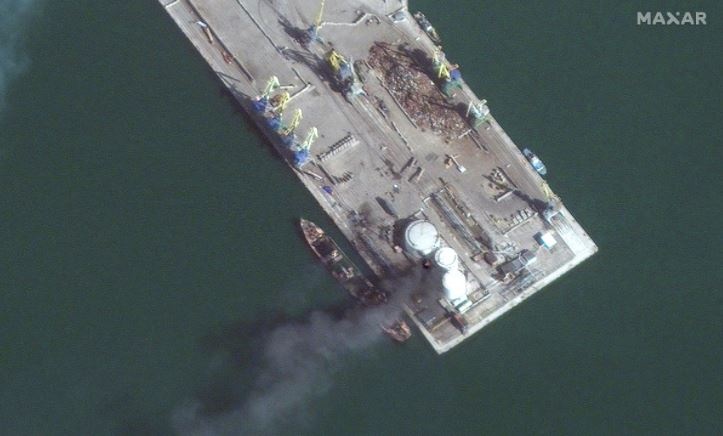 подбитый российский корабль в Бердянске из космоса