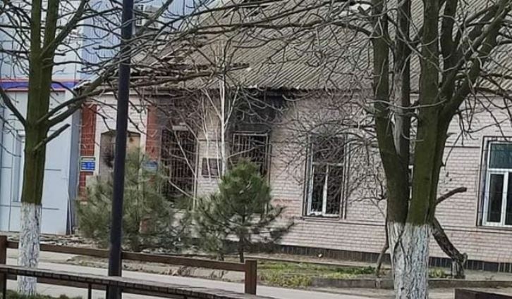 Жители Геническа сожгли захваченный оккупантами военкомат