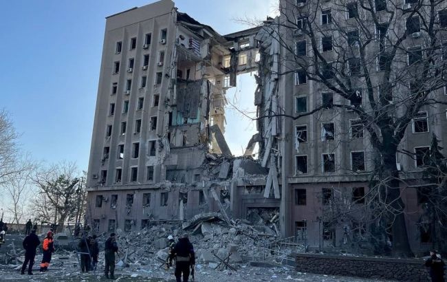 Обстрел Николаева: вражеские снаряды попали в здание ОГА