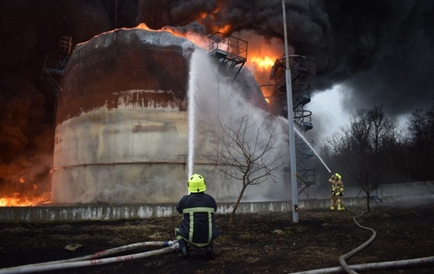 На Ровенщине спасатели вторые сутки тушат пожар на нефтебазе