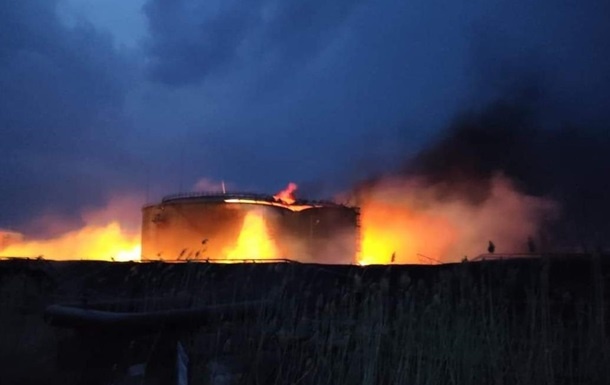 В Лисичанске после обстрелов загорелась нефтебаза