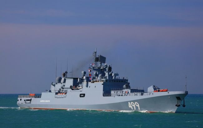 Российский фрегат в Севастополе пополнил боекомплект ракетами "Калибр" и вышел в Черное море