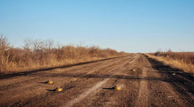 На волосок от смерти: как украинские водители объезжают мины оккупантов на дорогах