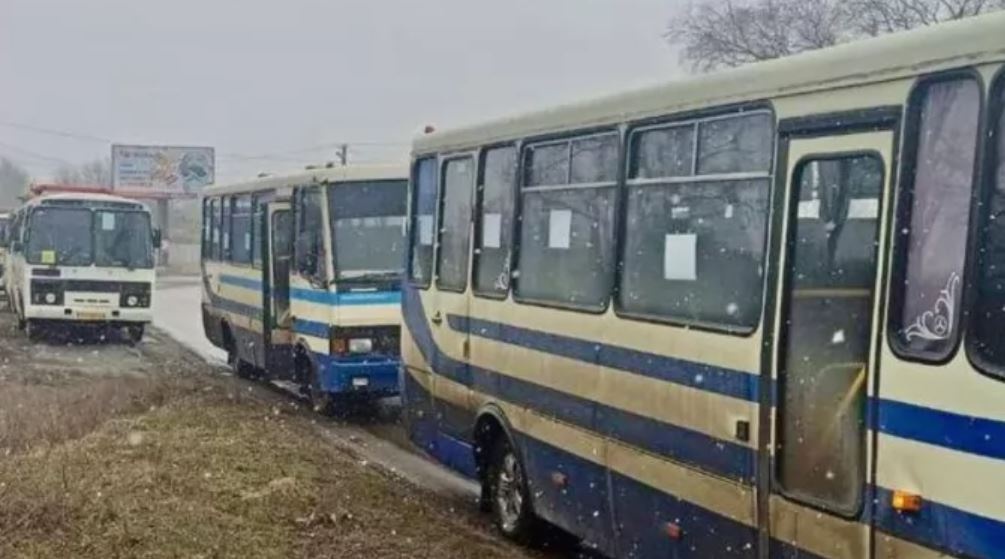Колонна автобусов с волонтерами под Черниговом попали под обстрел, есть погибшие