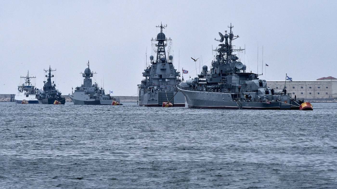 Военные корабли РФ вернулись в порты Крыма