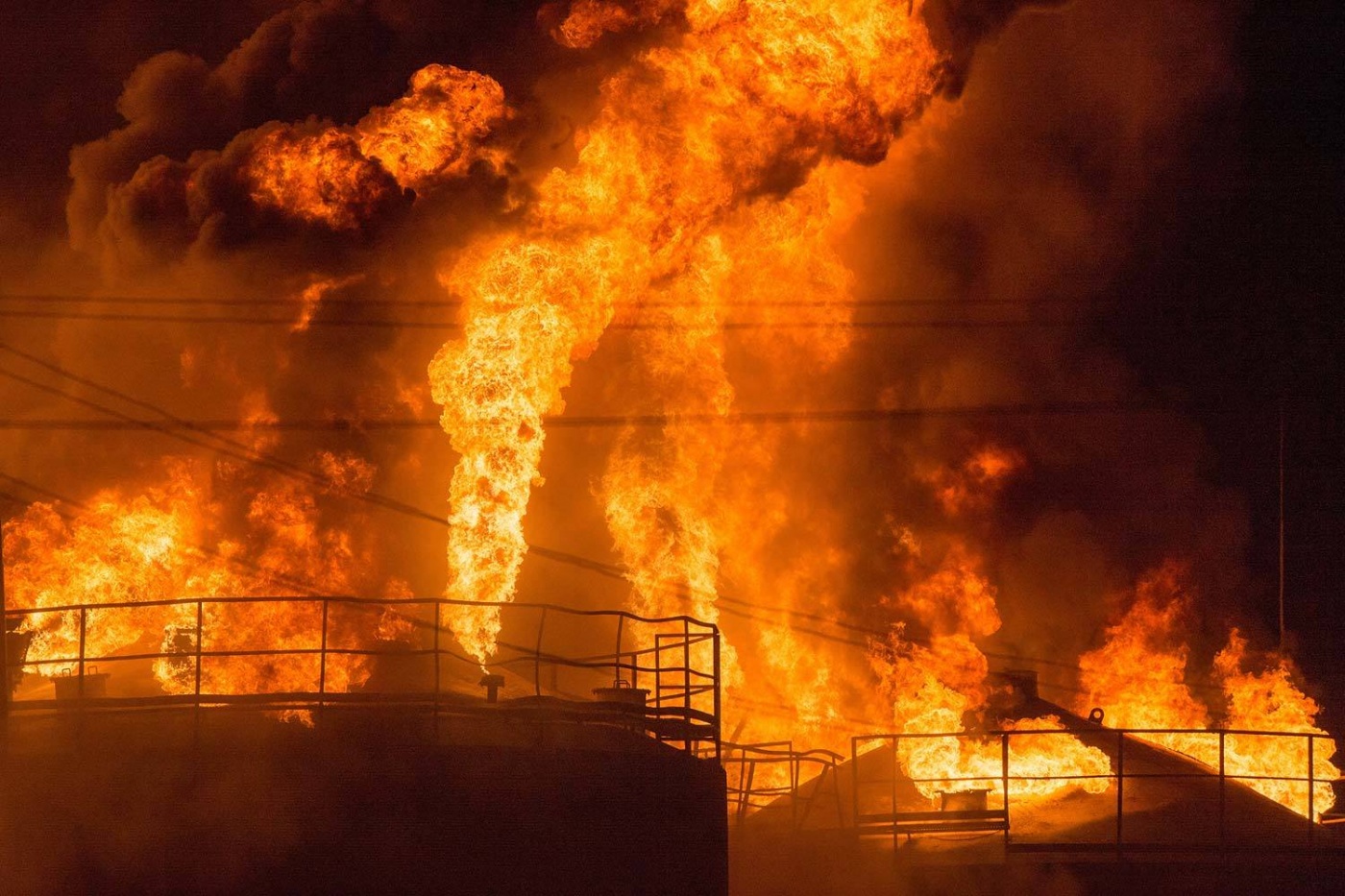 Под Киевом войска РФ обстреляли еще одну нефтебазу: пожар продолжался всю ночь