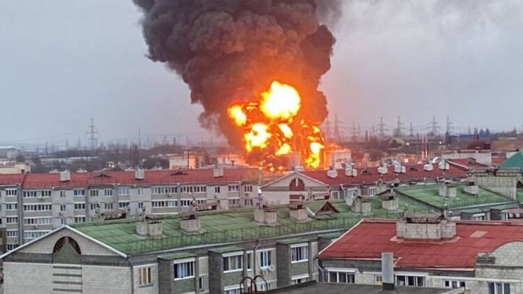 Пожар на нефтебазе в Белгороде: в России заявили о авиаударе вертолетов ВСУ