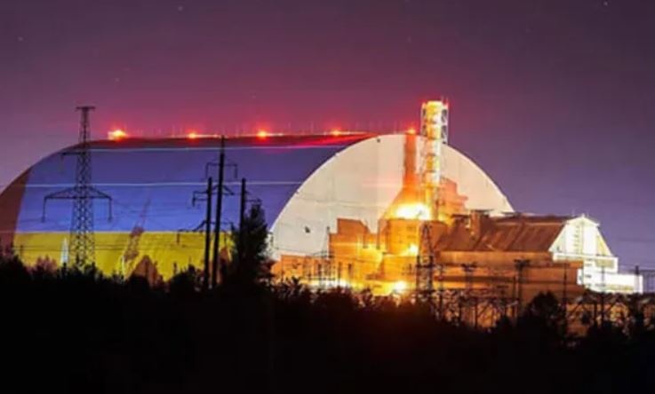 Над Чернобыльской АЭС снова подняли украинский флаг. Фото
