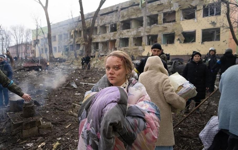 Оккупанты взяли в заложники известную по фотографии роженицу из Мариуполя