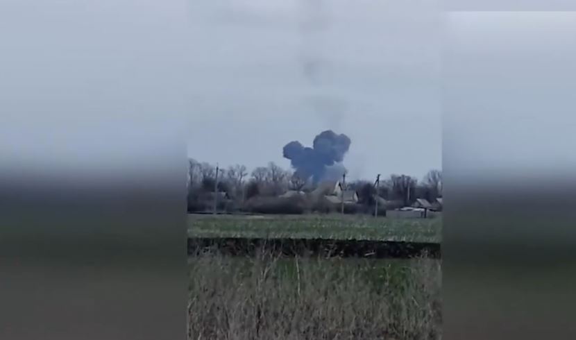 Сбит еще один российский самолет: обломки упали в Харьковской области на дом