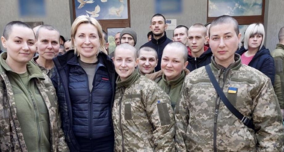 Эксперт объяснила, зачем россияне побрили головы украинским военнопленным женщинам