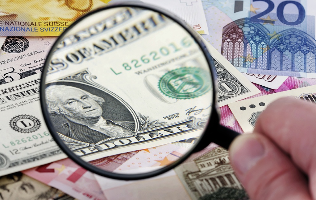 Продавать или покупать валюту: эксперты рассказали, что делать украинцам