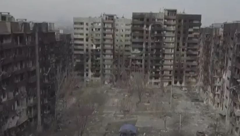 Разбомбленный россиянами Мариуполь засняли с дрона: как выглядит Драматический театр