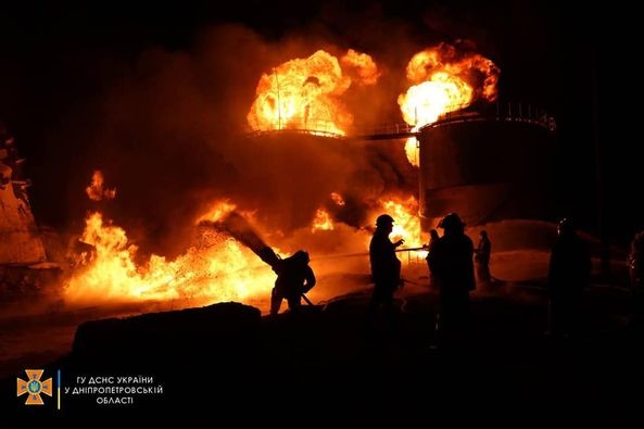 Ракетный удар по заводу под Днепром: фото масштабного пожара