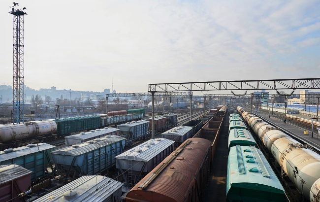 Украина наложила арест на 17 800 российских и белорусских вагонов