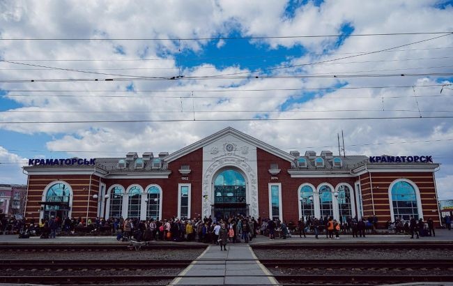 Железнодорожный вокзал Краматорска накрыло ракетным ударом: десятки погибших