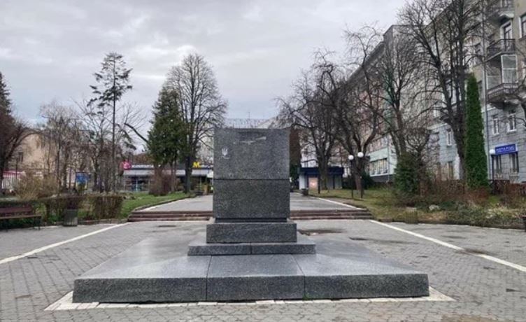 Еще один украинский город демонтировал памятник Пушкину