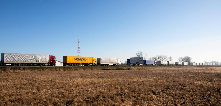 Латвия завернула обратно 152 грузовика из РФ и Белоруссии