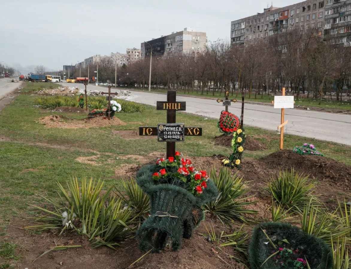 Убитых хоронят возле домов: улицы Мариуполя превращаются в кладбища