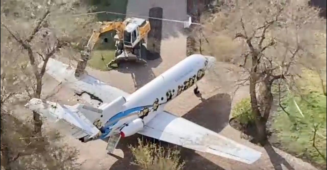 Оккупанты могут перепутать с боевым: в Одессе демонтировали декорационный самолет