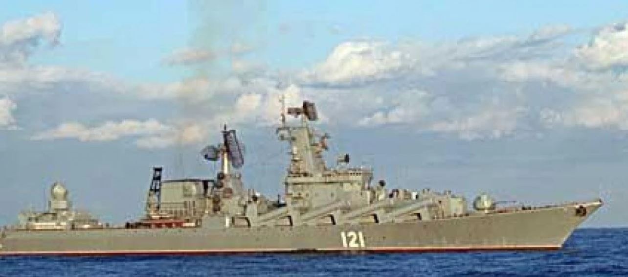 Москва догорает: подбитый крейсер тянут в Севастополь