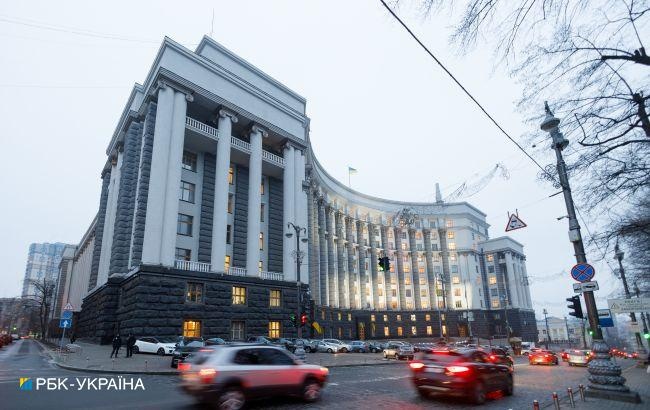 Чиновников обязали вернуться в Украину до 25 апреля: кому грозит увольнение