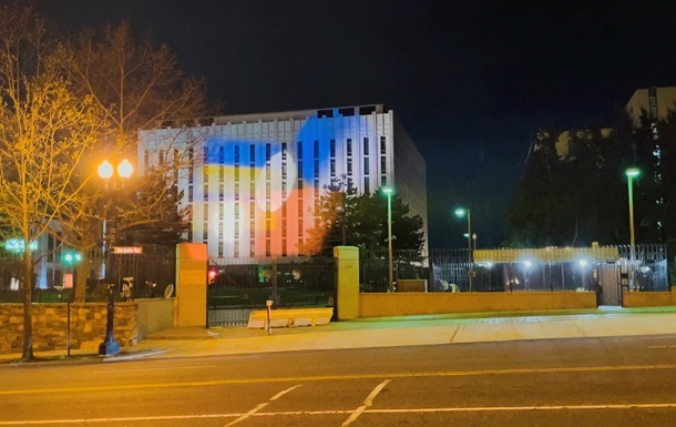 В США на здании посольства РФ появился флаг Украины