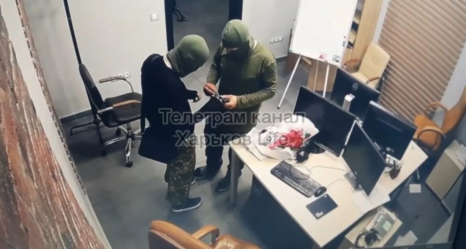 Мародеры в Харькове ворвались в здание национальных телеканалов: украли даже шариковые ручки