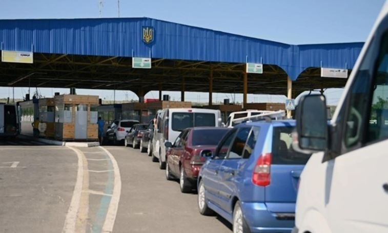 На границе с Польшей очереди желающих бесплатно растаможить машину