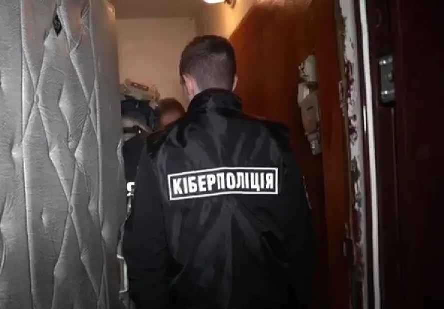 В Киеве задержали супругов-мошенников: злоумышленники "продавали" несуществующую военную амуницию