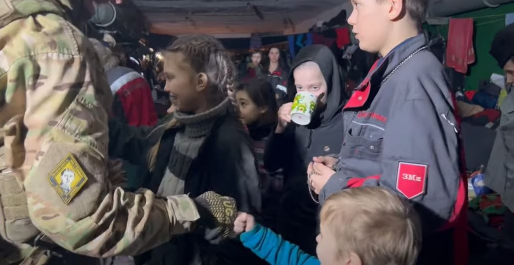 Полк "Азов" показал детей в подвалах "Азовстали" в Мариуполе