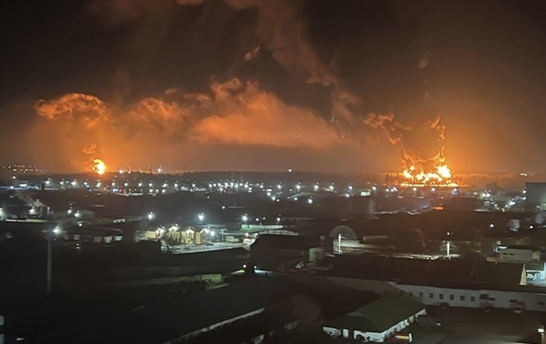 Были слышны мощные взрывы: в российском Брянске горит нефтебаза
