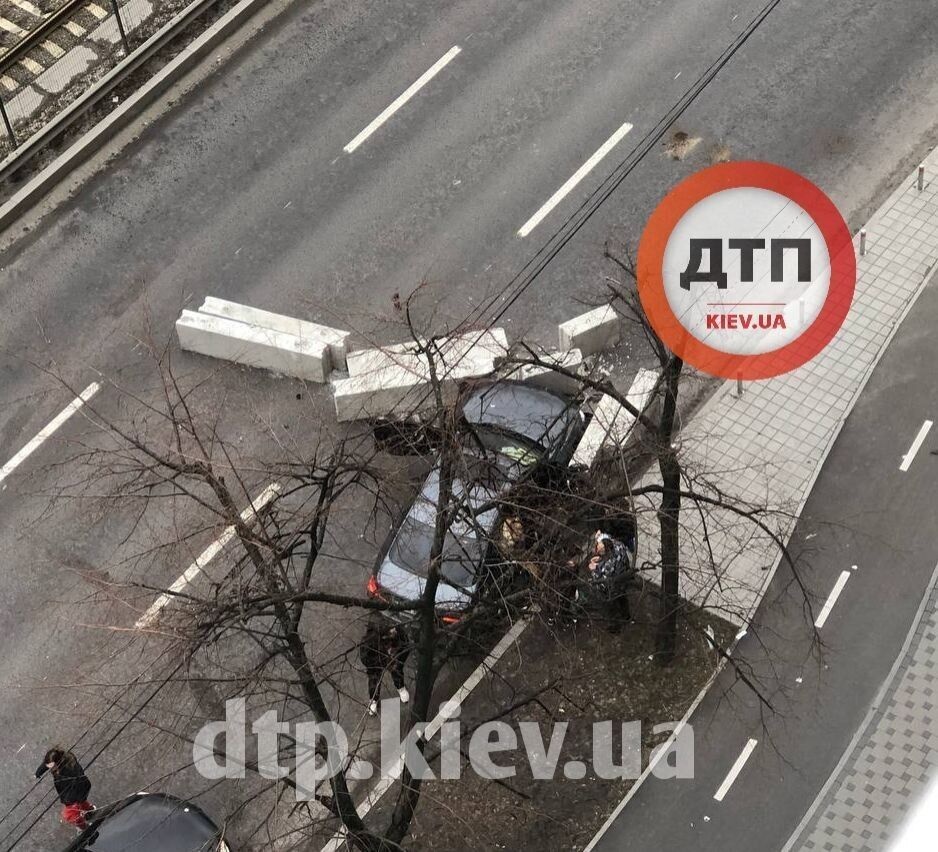 В Киеве легковушка на скорости протаранила установленные на дороге бетонные блоки