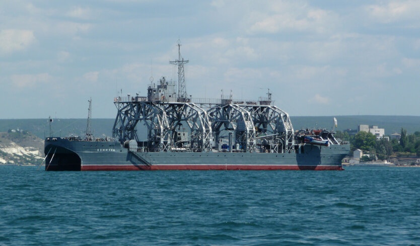 Российский корабль «Коммуна» пытается достать с потопленного крейсера "Москва" ракеты - Bild