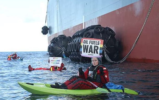 В Норвегии активисты "Гринпис" заблокировали российский танкер с нефтью
