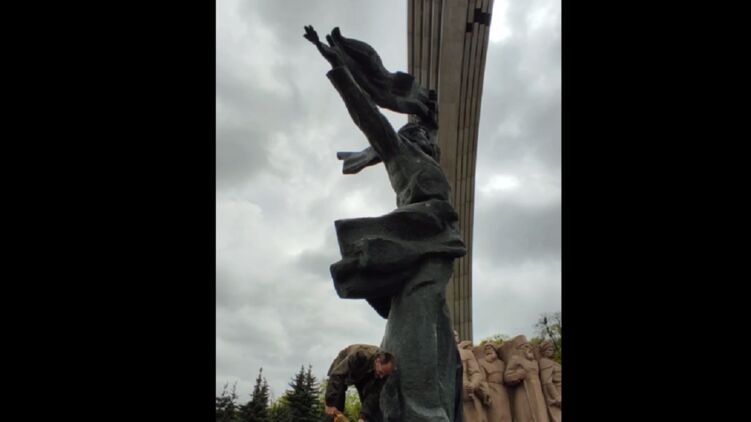 В Киеве демонтируют монумент под аркой Дружбы народов