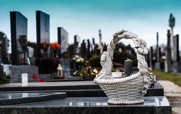 Киевлян призвали воздержаться от посещения кладбищ