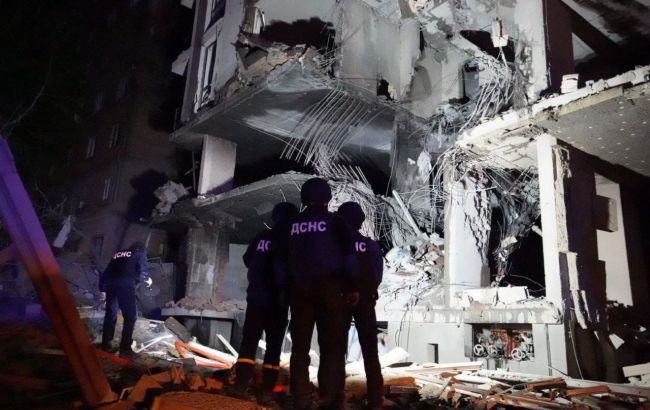 Последствия ракетного удара по Киеву: под завалами жилого дома нашли погибшего