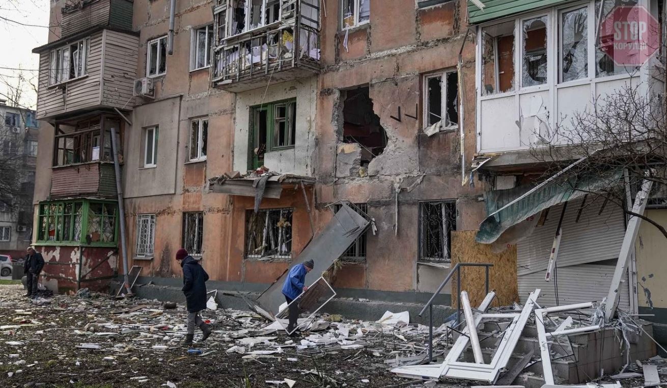 Зеленский: Мариуполь превратили в российский концлагерь посреди руин