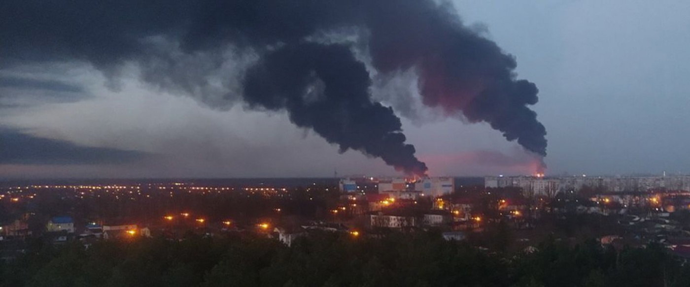 Россияне начали паниковать из-за масштабного пожара на нефтебазе в Брянске