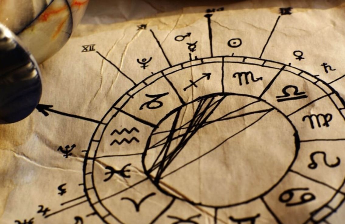 Астрологи рассказали, что ждет всех знаков зодиака в мае-2022