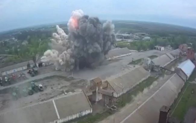 Ракетный удар по Днепропетровской области: разрушен склад с зерном