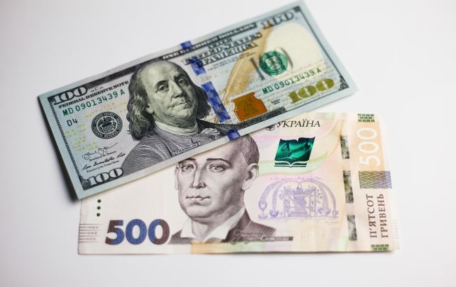 Украинцы за последний месяц в разы больше продали валюты, чем купили