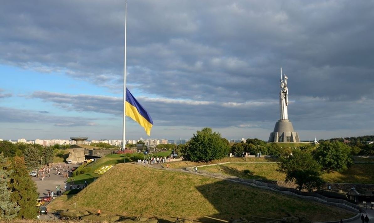 В Киеве приспустят государственный флаг Украины:  названа причина