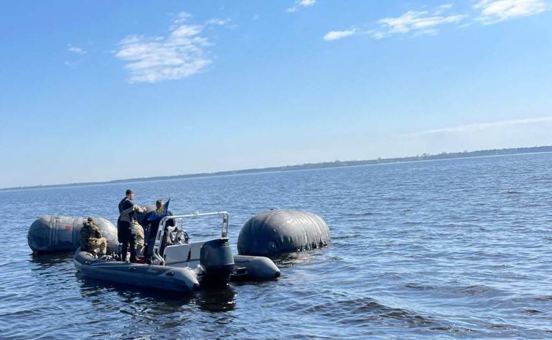 Сбитый российский вертолет достали из вод Киевского водохранилища