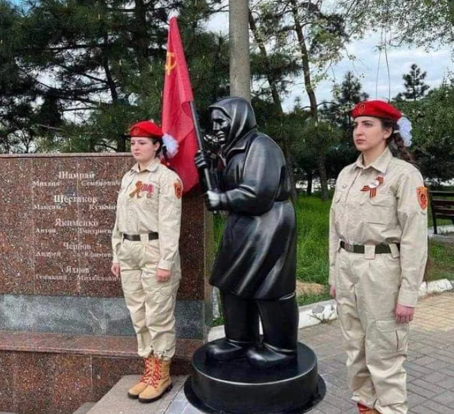 В Мариуполе оккупанты установили памятник "спятившей бабке" с советским флагом