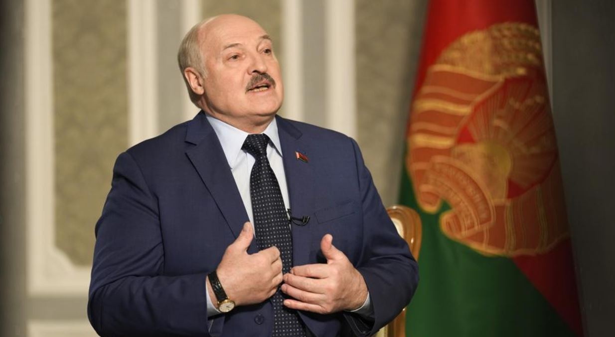 Лукашенко:  резню в Буче "подстроили англичане, прибывшие из Львова"