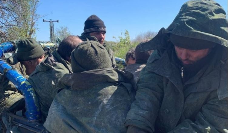 На бомжей похожи: на Харьковщине взяли в плен группу оккупантов-мародеров