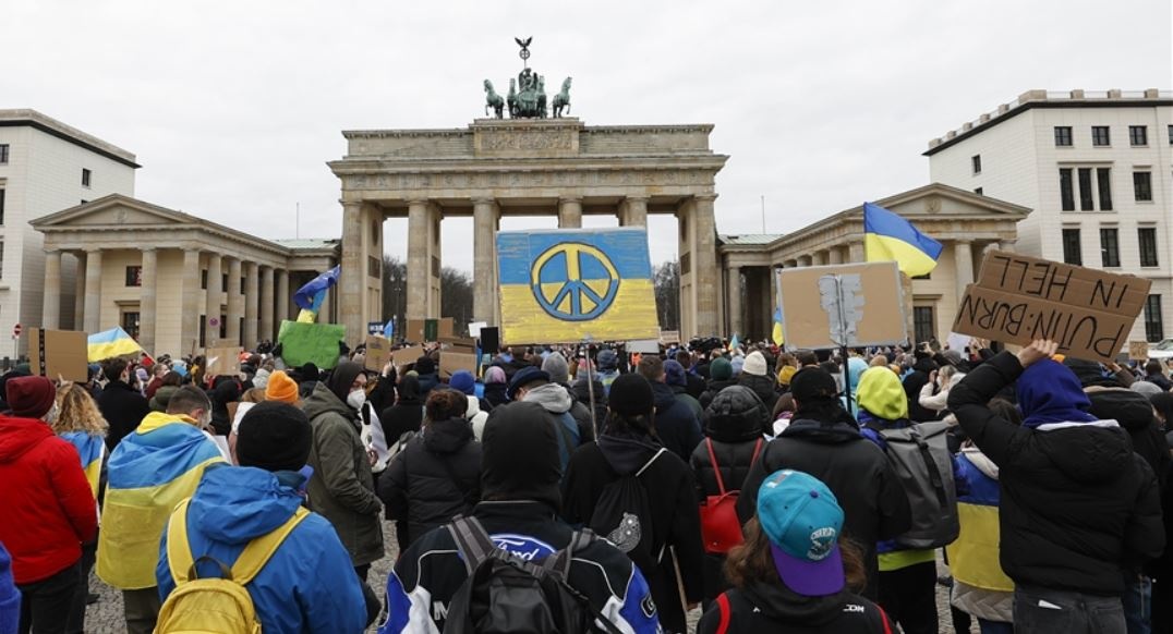 Пощечина Украине: власти Берлина запретили на 8 и 9 мая флаги Украины